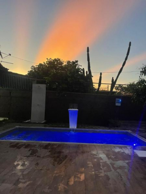 Caso com piscina, há 900 metros do Iguatemi shopping